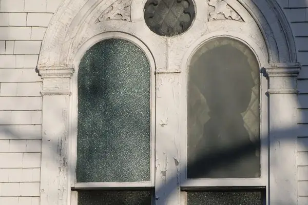 Лицо в окне церкви Святого Павла в Галифаксе