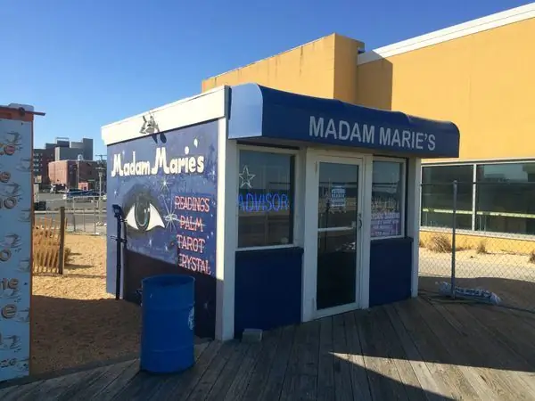 Экстрасенсорная будка мадам Мари