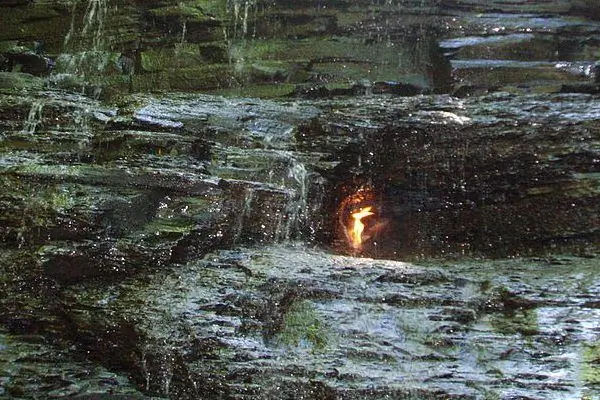 Падение Вечного огня в парке округа Честнат-Ридж