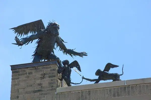 Скульптуры летающих обезьян