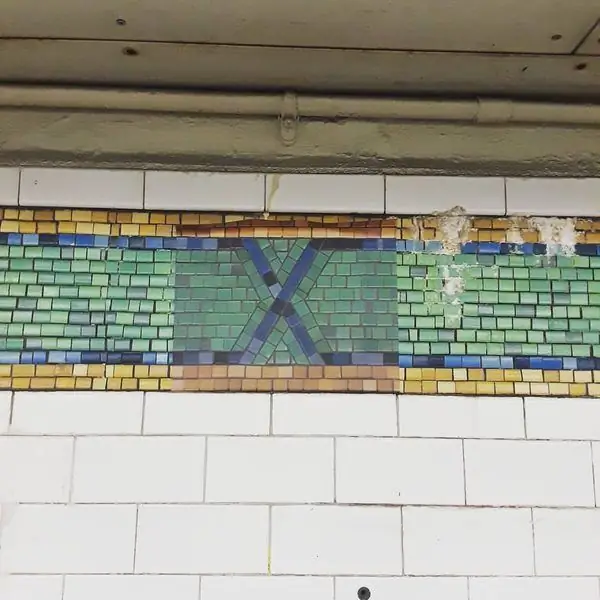 Поддельные плитки станции Таймс-сквер