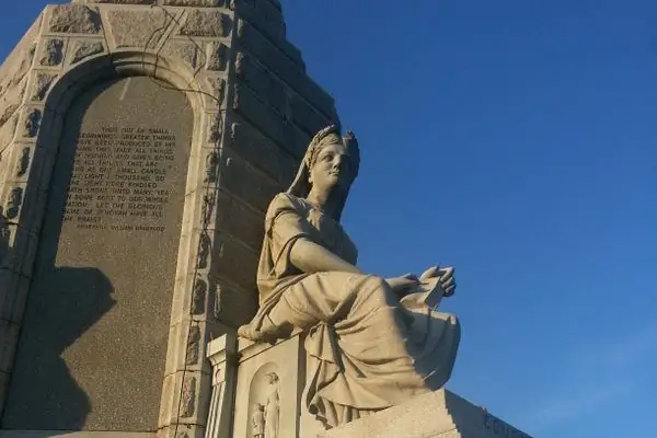 Огромный, но малоизвестный памятник паломникам в Плимуте