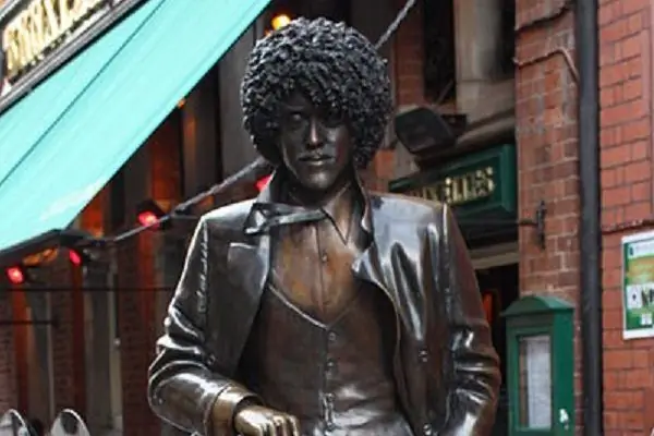 Статуя Фила Лайнотта