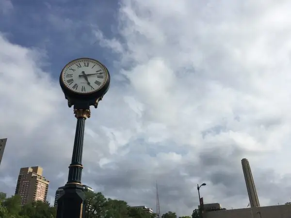 Часы на фонарном столбе Union Station