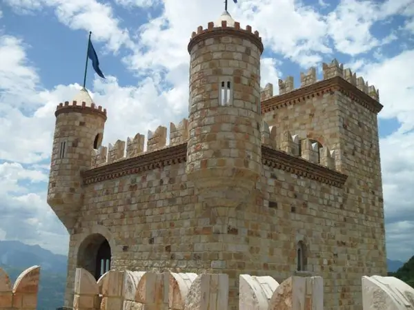 Китчевый средневековый замок в перуанской Амазонке