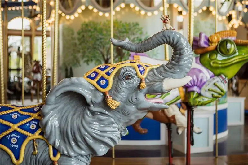 Дейзи - подарок Боба Миккельсона его жене Гейл - названа в честь цветов, которые несли на их свадьбе. Поющую мышку, сидящую на ее сундуке, зовут Майки