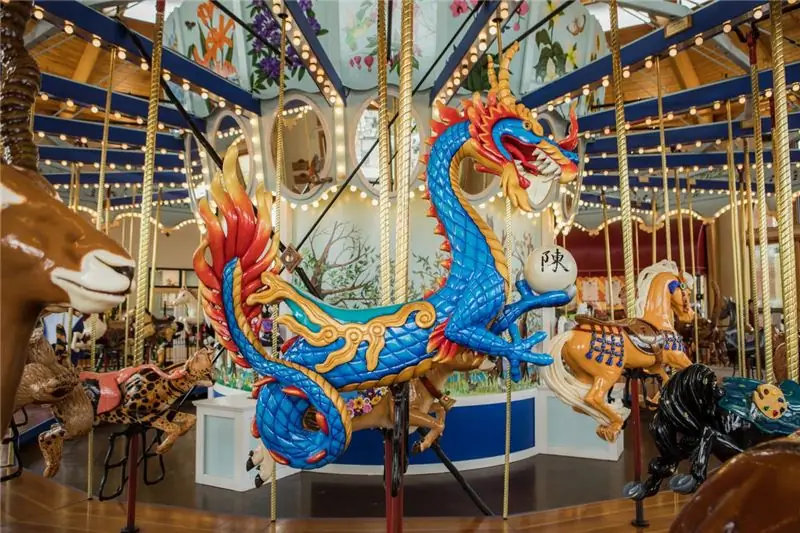 Юнь Сян, китайский дракон, держит гигантскую жемчужину, которая традиционно символизирует удачу и процветание