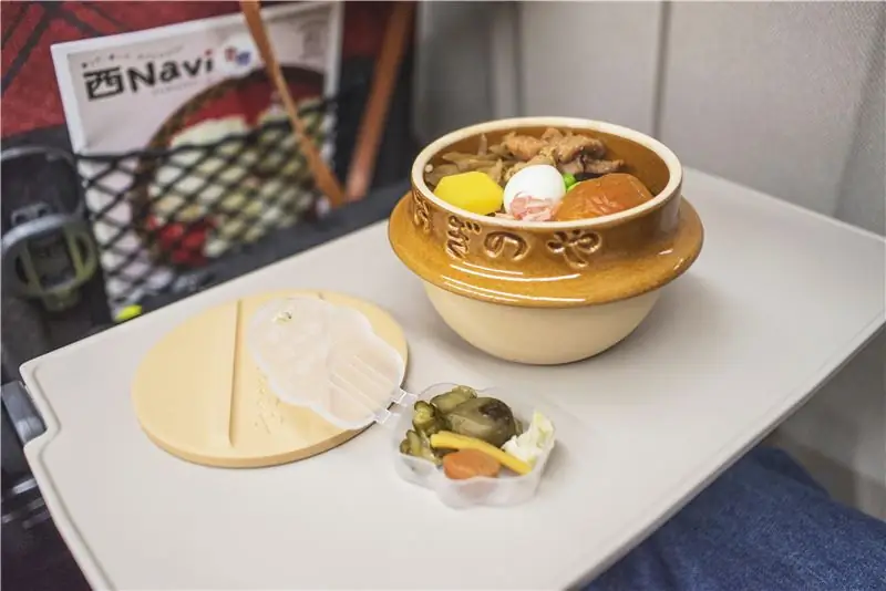 Некоторые экибены поставляются в традиционной сервировочной посуде, например, в этом фарфоровом горшке