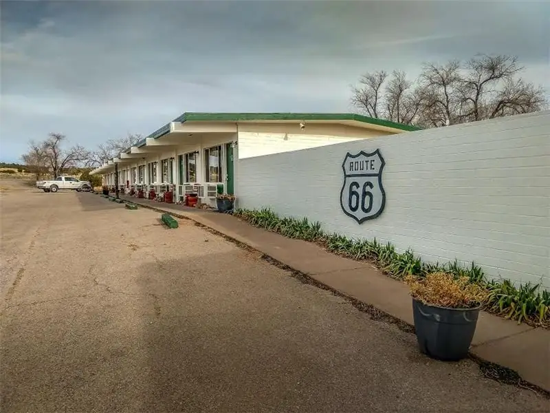 Отель Grand Canyon Caverns & Inn с гордостью носит название Route 66