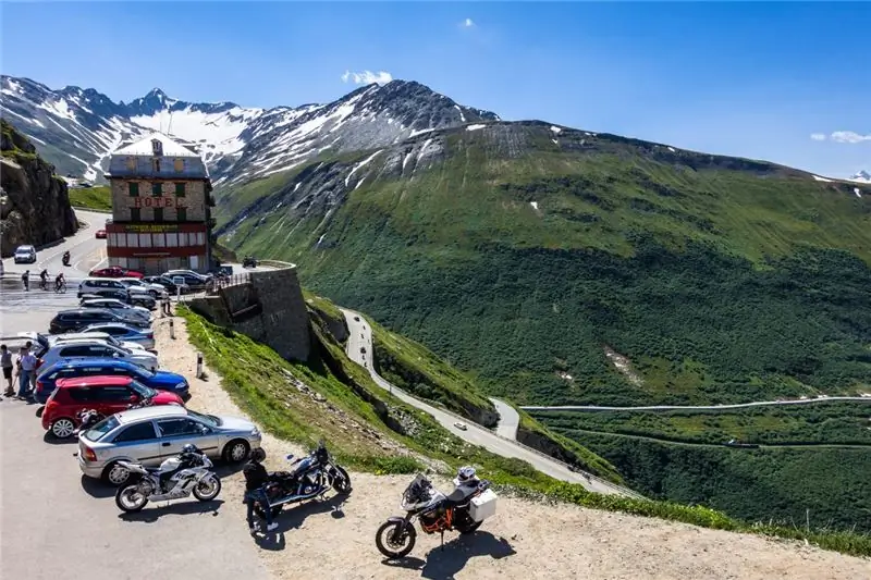 Отель закрыли ставнями, но оттуда до входа в ледяную пещеру еще далеко