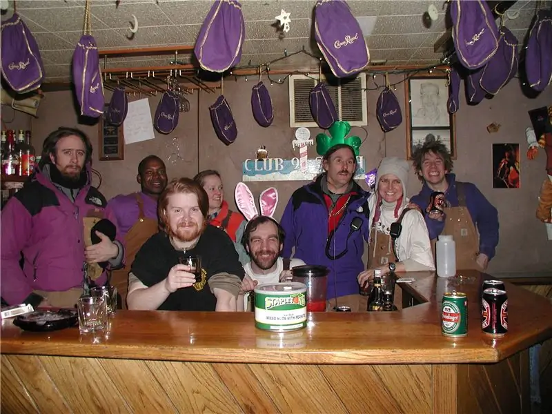 Бротон (в центре, со стаканом) за барной стойкой Club 90 South