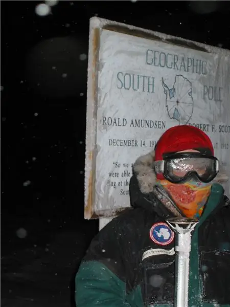 Бротон на географической отметке Южного полюса. Станционная традиция бежать к маркеру в одних туфлях