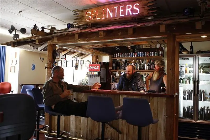 Пока Club 90 South закрыт, другие водопои, такие как Splinters на станции Кейси в Австралийском антарктическом отделе, продолжают работать