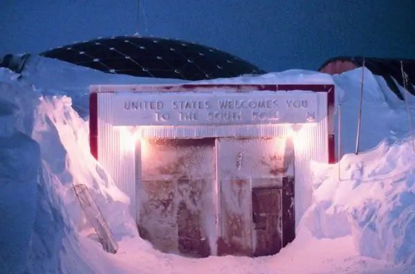 Опасности и удовольствия бармена в Антарктиде