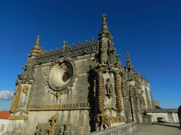 Средневековый замок, построенный для скрытных тамплиеров Папы Римского