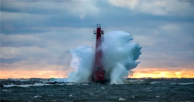 Muskegon Breakwater Light выдерживает удары по озеру Мичиган