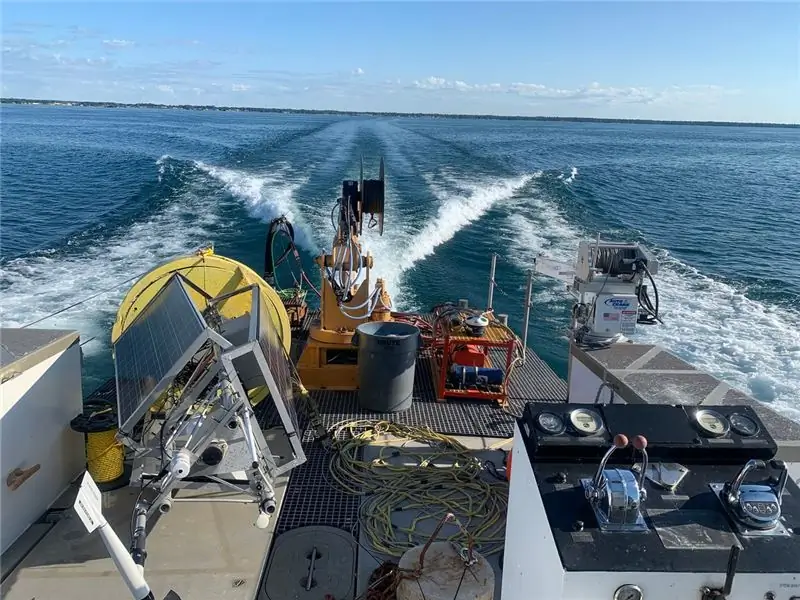 В заливе Сагино на озере Гурон группа NOAA устанавливает буи, которые помогут обеспечить мониторинг побережья в режиме реального времени, аналогичный наблюдению за океаном
