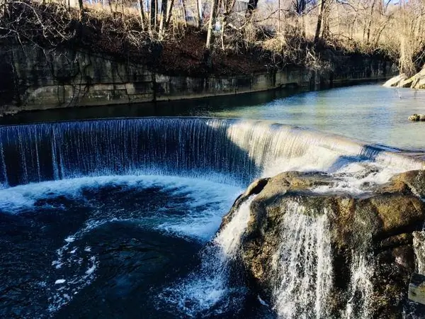 Круглый водопад