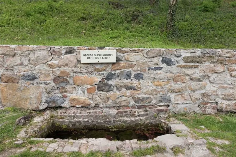 Мероприятие по дегустации воды играет главную туристическую достопримечательность Беркли-Спрингс: ванну Джорджа Вашингтона