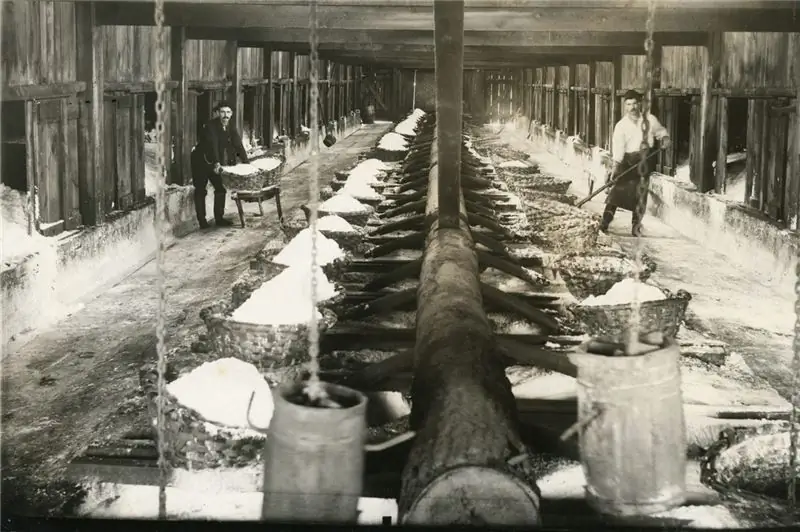 Кипящий рассол на соляных глыбах, около 1880 г