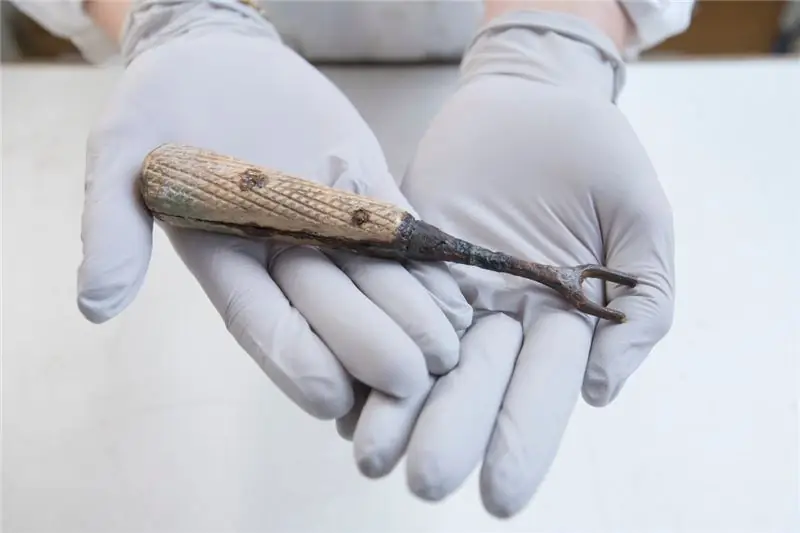 В яме лежала постсредневековая вилка, которой, вероятно, ели десерт