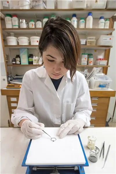 Хранитель Лондонского археологического музея Люси Альтенбург с позолоченным кольцом, найденным в яме