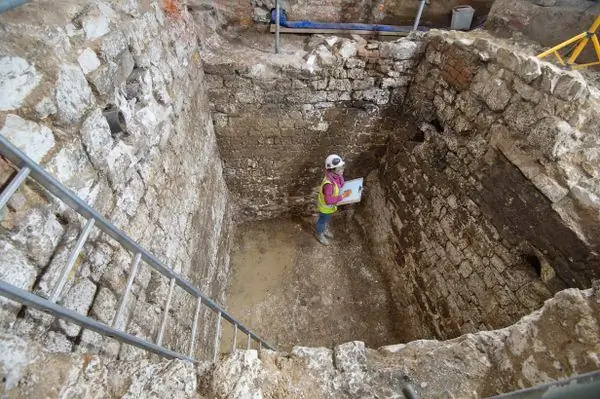 Века дерьма и некоторые исторические сокровища в старой лондонской выгребной яме