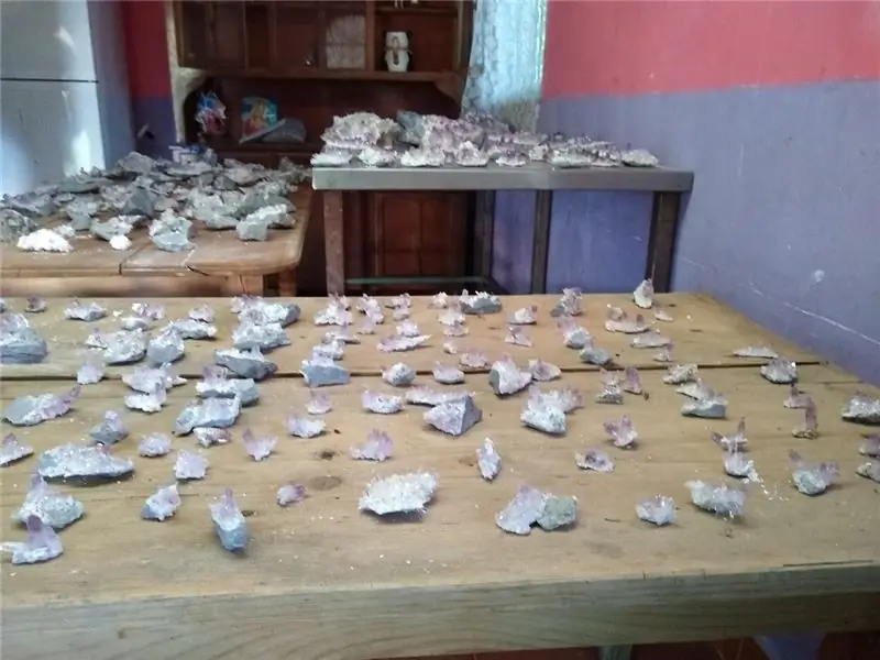 Во многих домах города выставлены на продажу аметисты