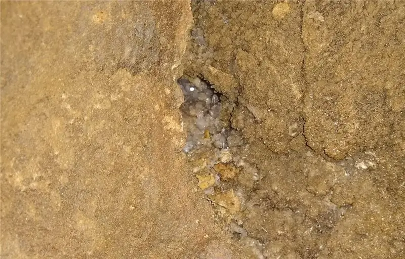 Кристаллы можно найти повсюду в горной породе, но многие из них, вероятно, не являются коммерчески выгодными