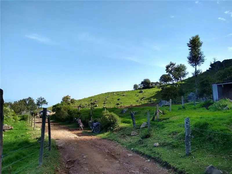 Эта дорога ведет из Пьедра Парада в основной район добычи полезных ископаемых