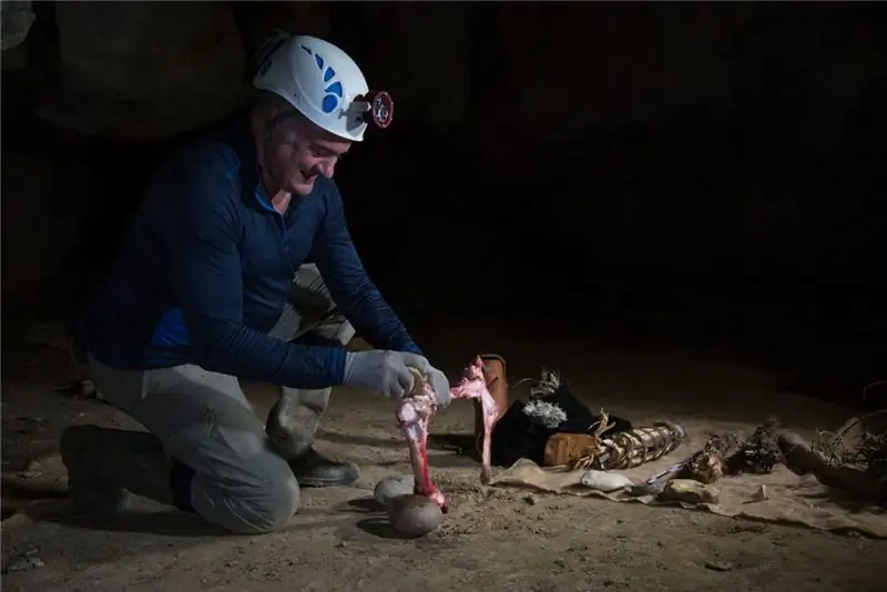 Исследователи воссоздали каменные лампы, смазанные костным мозгом, чтобы понять, как доисторические художники могли освещать свои рабочие места