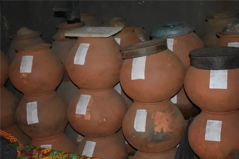 В этих глиняных горшках хранятся коллекции семян Врихи