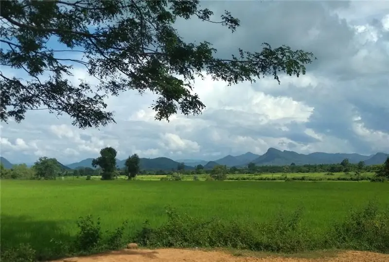 Басудха, расположенная в деревне Керандигуда, расположена на фоне живописных холмов Ниямгири, виднеющихся вдалеке