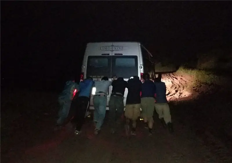 Дождь, грязь, застрявшие автомобили и близкое посещение вольера с крокодилами - все это было частью процесса изучения копролита