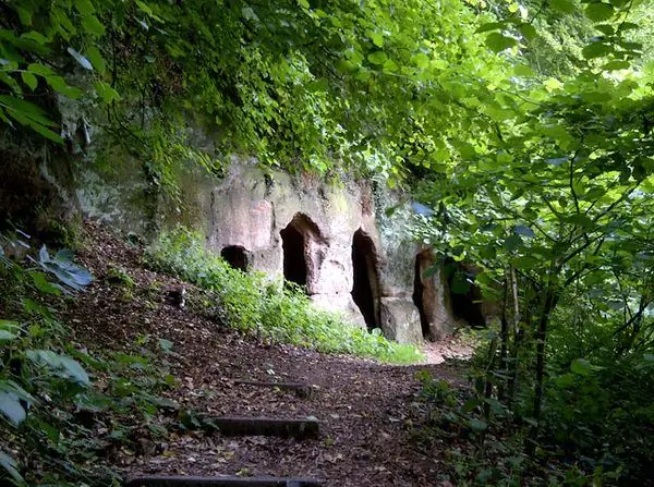 Пещера отшельников в аббатстве Дейл