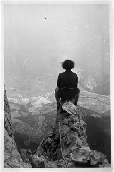 Женщина, скорее всего Рейд, сидит на горе, 1936 год