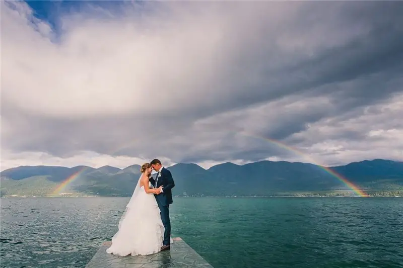 Иногда погода и свадьбы работают вместе, как на этой фотографии из озера Флэтхед, штат Монтана