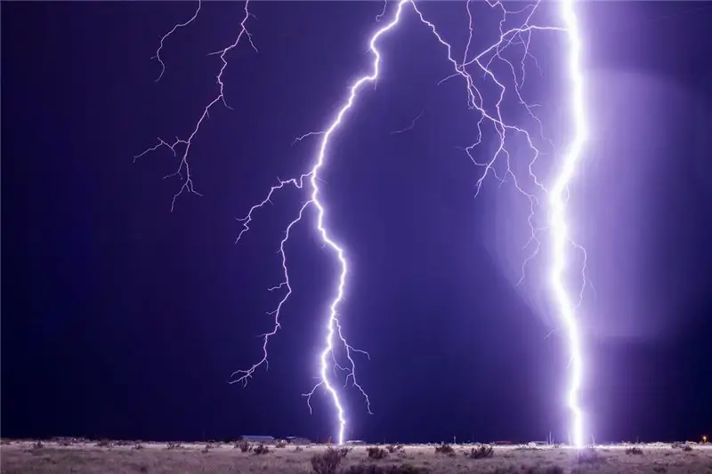 Восходящие полосы от близкого удара молнии на юго-западе Нью-Мексико