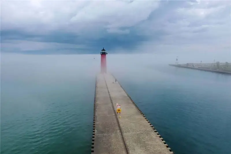 23 мая 2021 года атмосферный туман и облака сопровождали фронт пневмонии в Кеноше, штат Висконсин