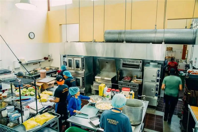 Шеф-повара и ароматы заполняют шумную кухню La Cocina в Сан-Франциско