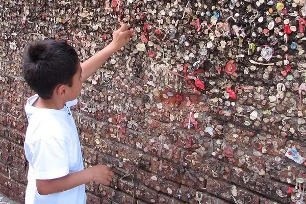 Переулок жевательной резинки в Сан-Луис-Обиспо