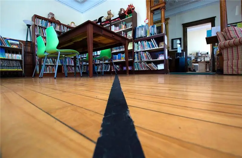 Черная лента отмечает границу США и Канады внутри бесплатной библиотеки Хаскелла и Оперного театра