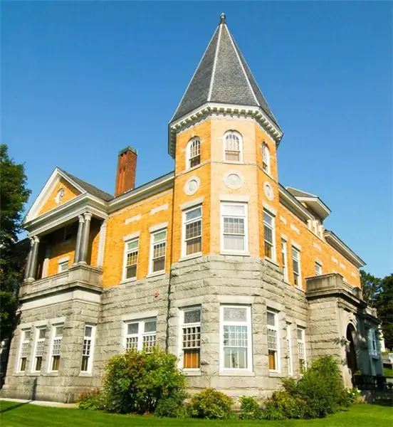 Единственная библиотека в мире, которая работает сразу в двух странах