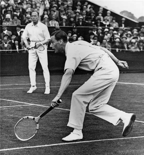 Герцог Йоркский, позже король Георг VI, играет в парном матче на Уимблдоне в 1926 году с партнером командиром звена Луи Грейгом