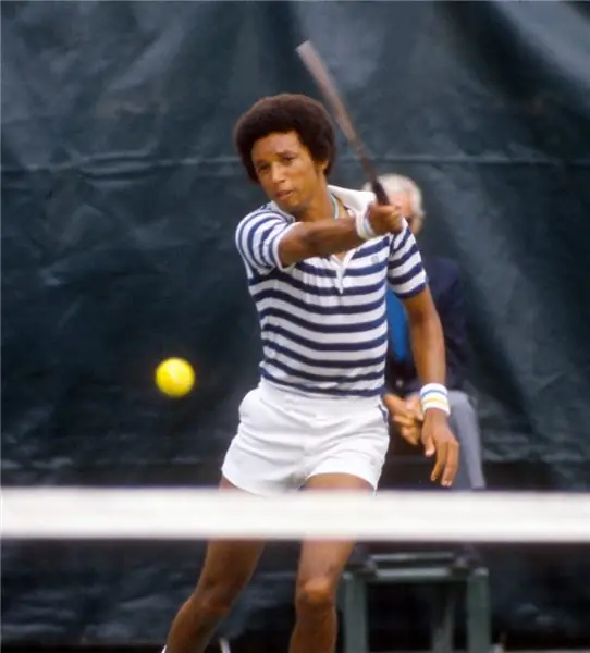 Артур Эш наносит ответный удар во время Открытого чемпионата США 1975 года. Он был его первым профессиональным чемпионом в 1968 году, и нынешний главный стадион назван в его честь