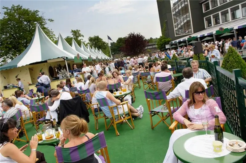Бар шампанского на территории Уимблдона в 2005 году