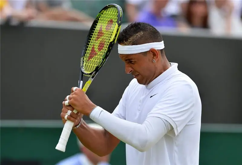 Австралиец Ник Киргиос ударил себя ракеткой по голове во время Уимблдонского чемпионата 2015 года