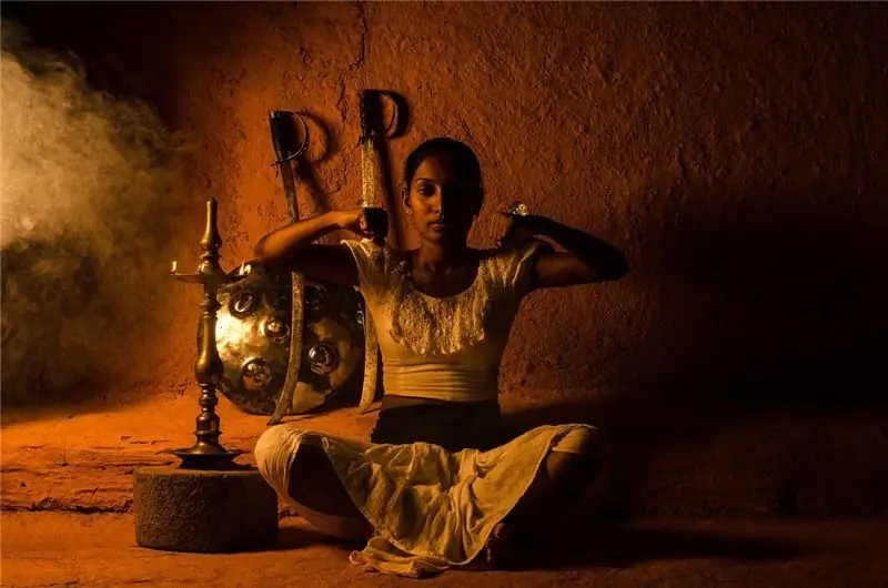 Медитация, которую здесь практикует Палингу Дхехена, является частью практики ангампоры. Это упражнение с использованием кристаллов предназначено для улучшения периферийного зрения и позволяет каждому глазу двигаться независимо