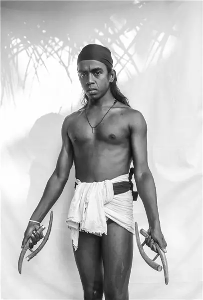 Боец держит традиционное оружие, известное как ан-кириння, оружие ближнего боя, сделанное из оленьих рогов