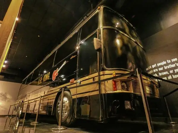 Б.Б. Королевский туристический автобус